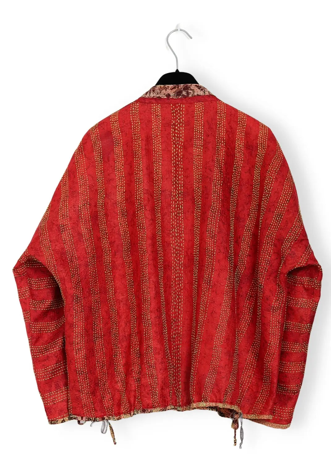 Röd vändbar sidenjacka med handsydda Kantha-stygn i återvunnet siden – bakvy