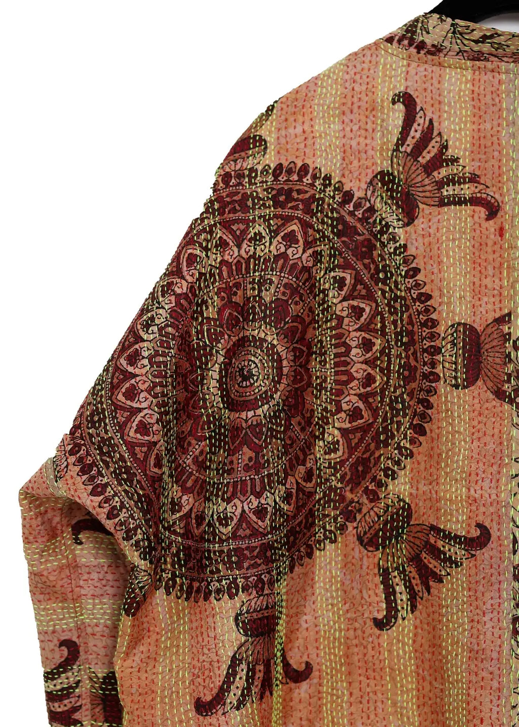 Detalj av Kantha-broderi på handtryckt vintage sidenjacka i limited edition