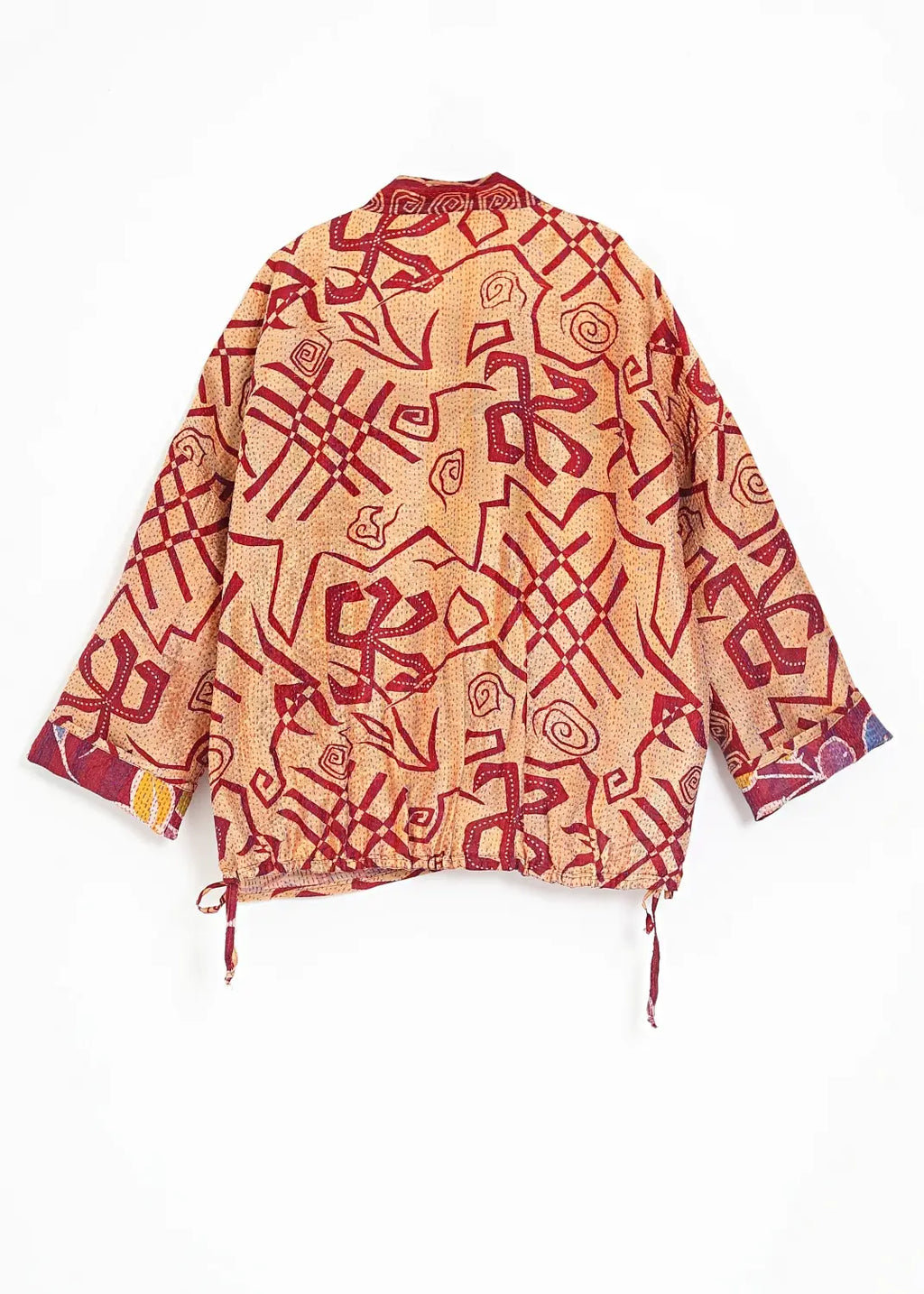 Vändbar kimono jacka i återvunnet siden med beige och vinrött grafiskt mönster – bakvy