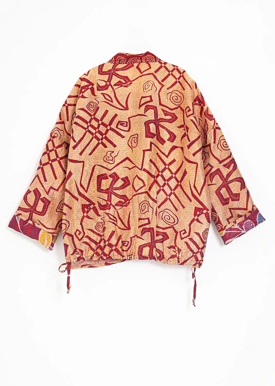 Vändbar kimono jacka i återvunnet siden med beige och vinrött grafiskt mönster – bakvy