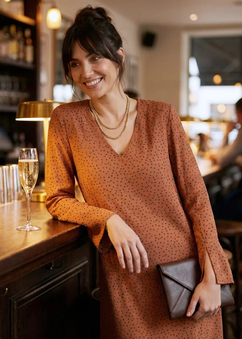 Ruby dress är en tidlös lång klänning med rak siluett och mjukt fall. En elegant och smickrande klänning som fungerar från jobb till kväll.