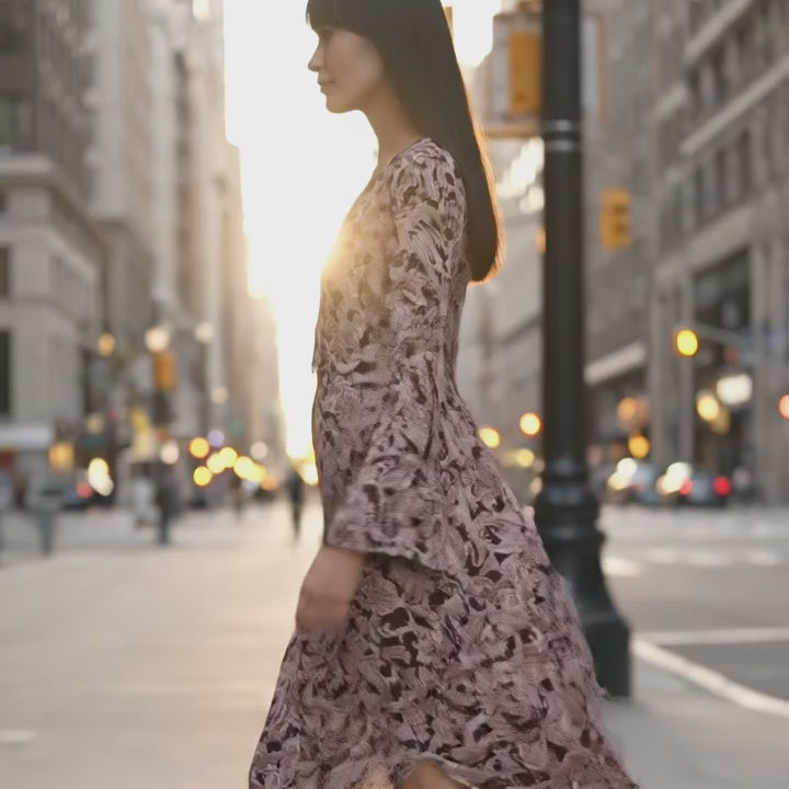 Bhemisk lång klänning i rosa-brun paisley