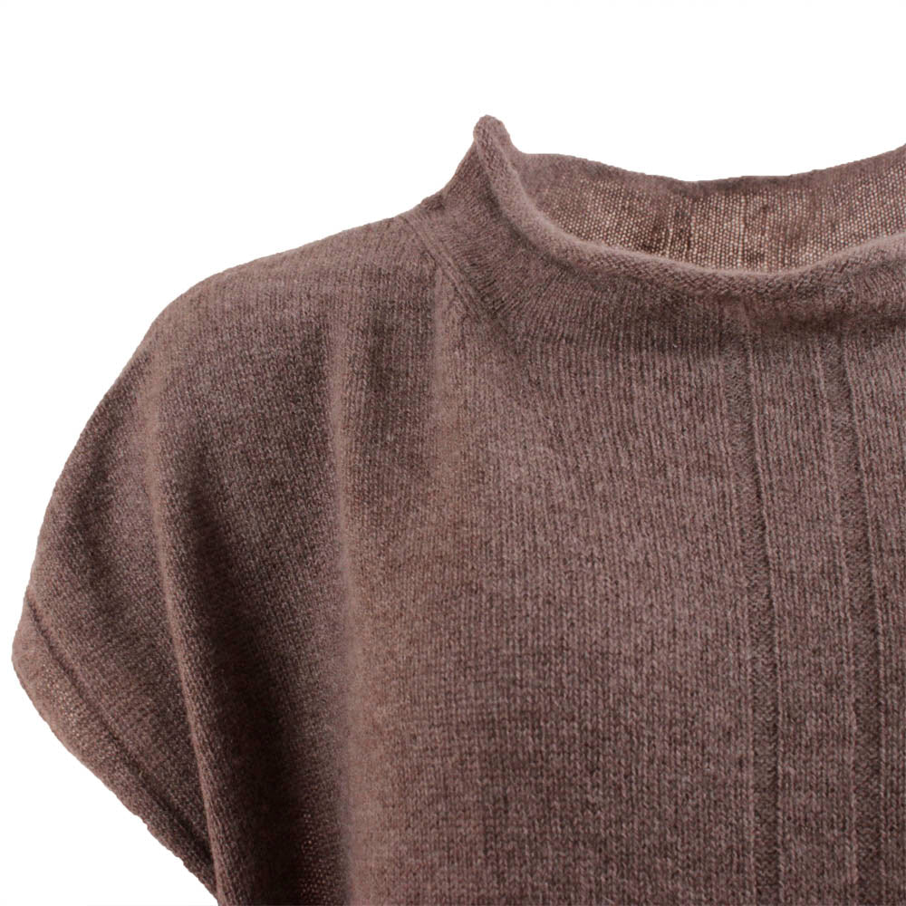 En oversized väst i ren kashmir – Med värme, lätthet och en avslappnad silhuett blir den din självklara följeslagare. Kryp in och njut av äkta cozy luxury.