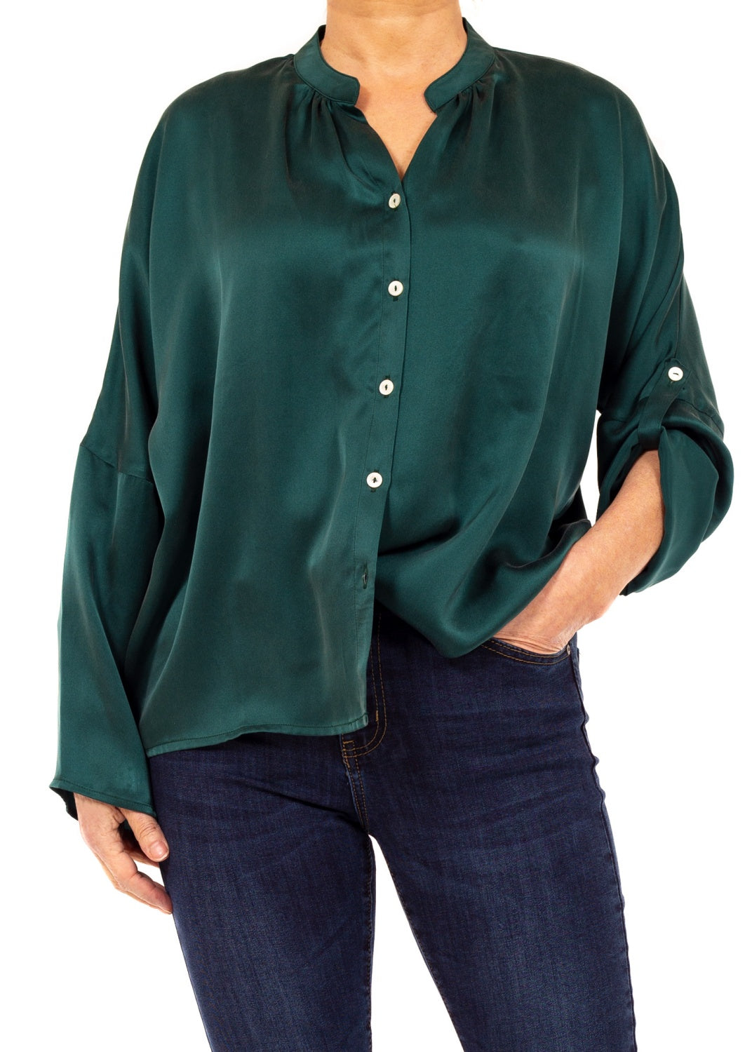 Blus med stå-krage i lyxigt Premium siden med och pärlemoknappar, enkel, feminin och passar för alla tillfällen.