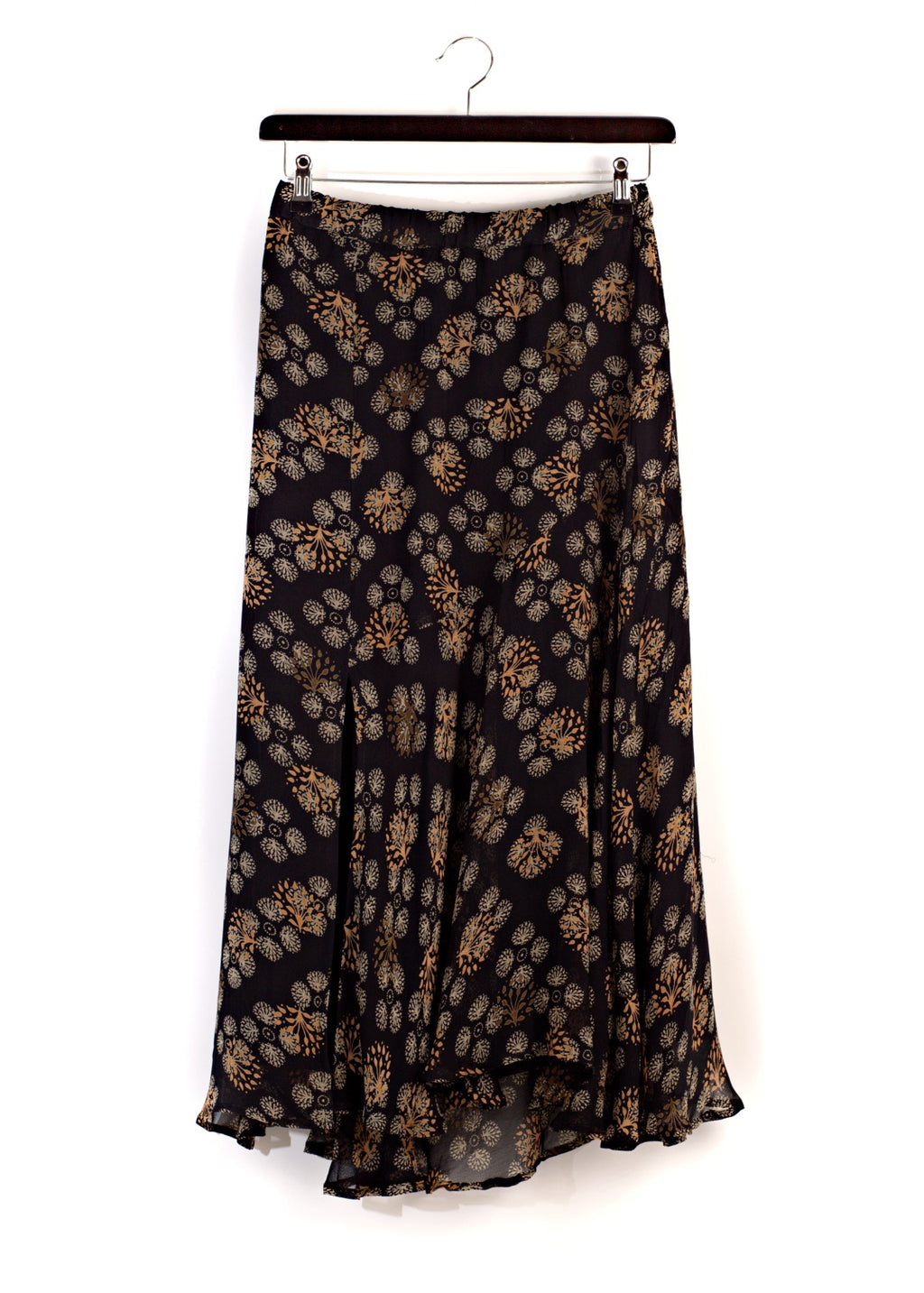 Colette maxi lång kjol i Paisley mönstrad viskos crêpe georgette med härlig vidd nertill och elastisk midja.