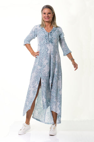 Maxilång klänning, med lång ärm i lyxig viskos crêpe. Aqua blå toner i mini mönster, en tidlös 70-tals inspirerad look.