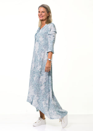 Maxilång klänning, med lång ärm i lyxig viskos crêpe. Aqua blå toner i mini mönster, en tidlös 70-tals inspirerad look.