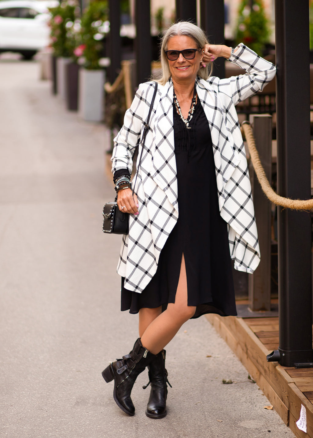 Kort omlott Trench i svart-vit crêpe ruta