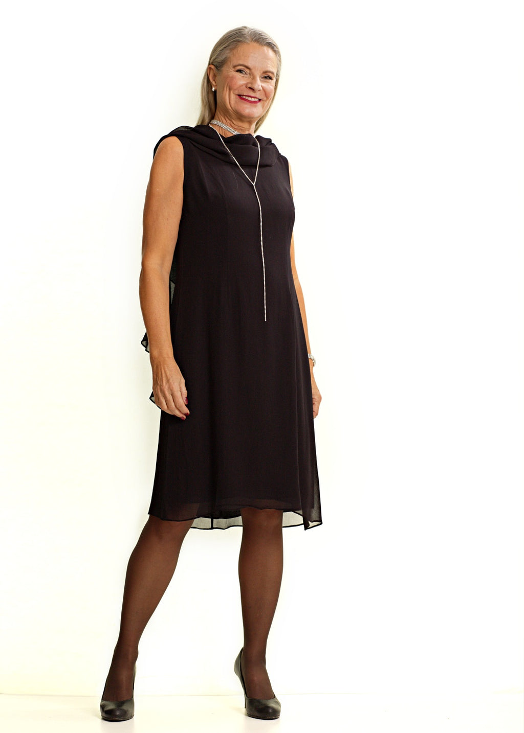 Cape-klänning i georgette viskos - Black