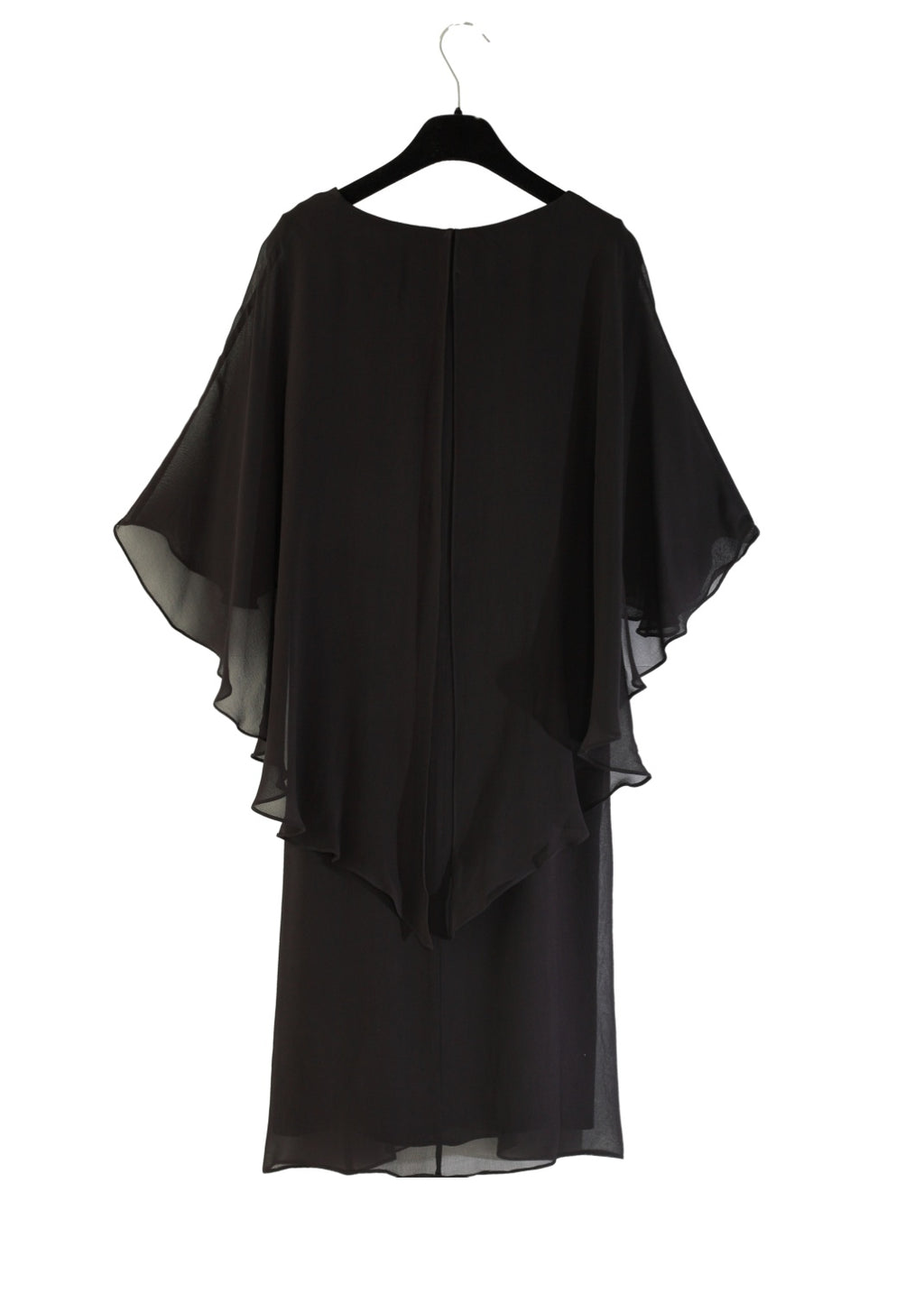 Elegant och stilfull klänning i viskos georgette med cape detalj. I den är du redo för vilken fest som helst.