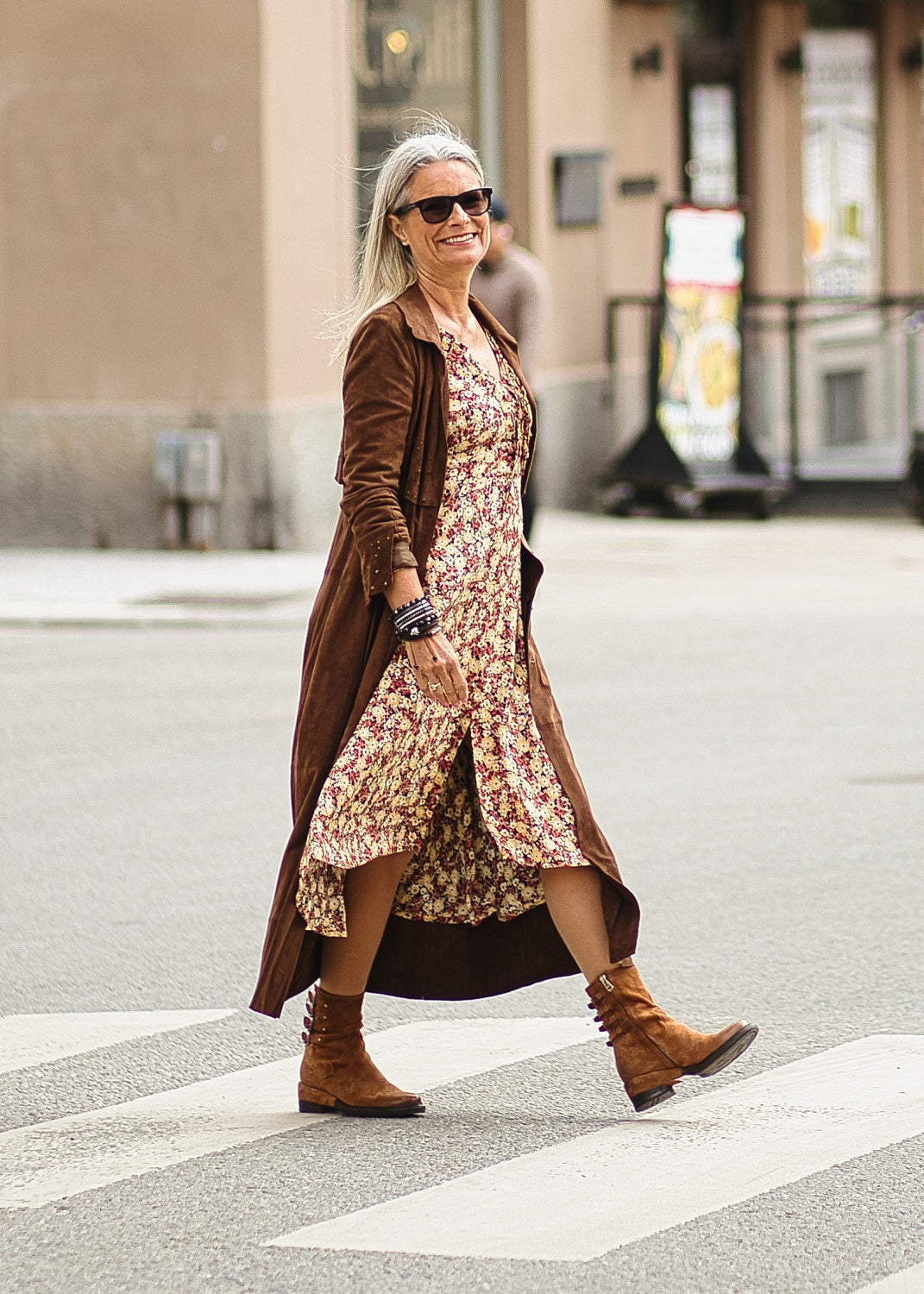 Solros blommig Crepe viskos klänning, hög midja, extra vidd i kjolen. V-ringad med  klockformade ärmar ger en 70s bohemisk look. 