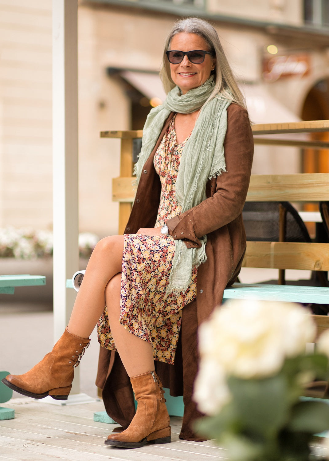 Solros blommig Crepe viskos klänning, hög midja, extra vidd i kjolen. V-ringad med  klockformade ärmar ger en 70s bohemisk look. 