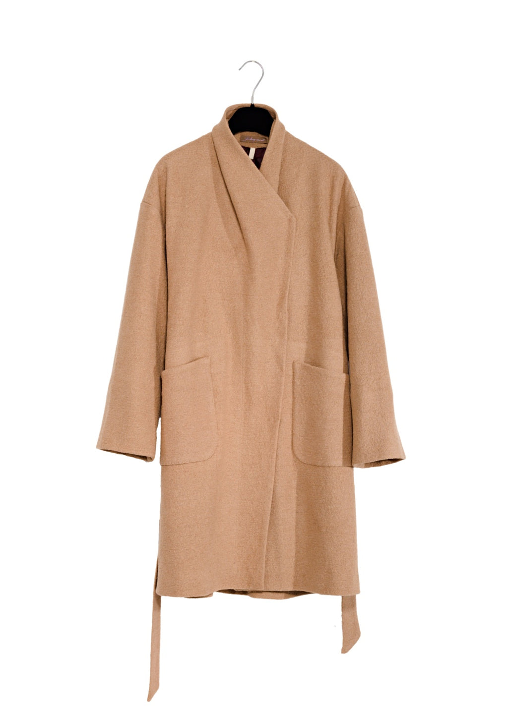 Lediga kappa med väl tilltagen omlott, en tidlös och klassiker som passar alla. Tillverkad i kokt ull/viskos.