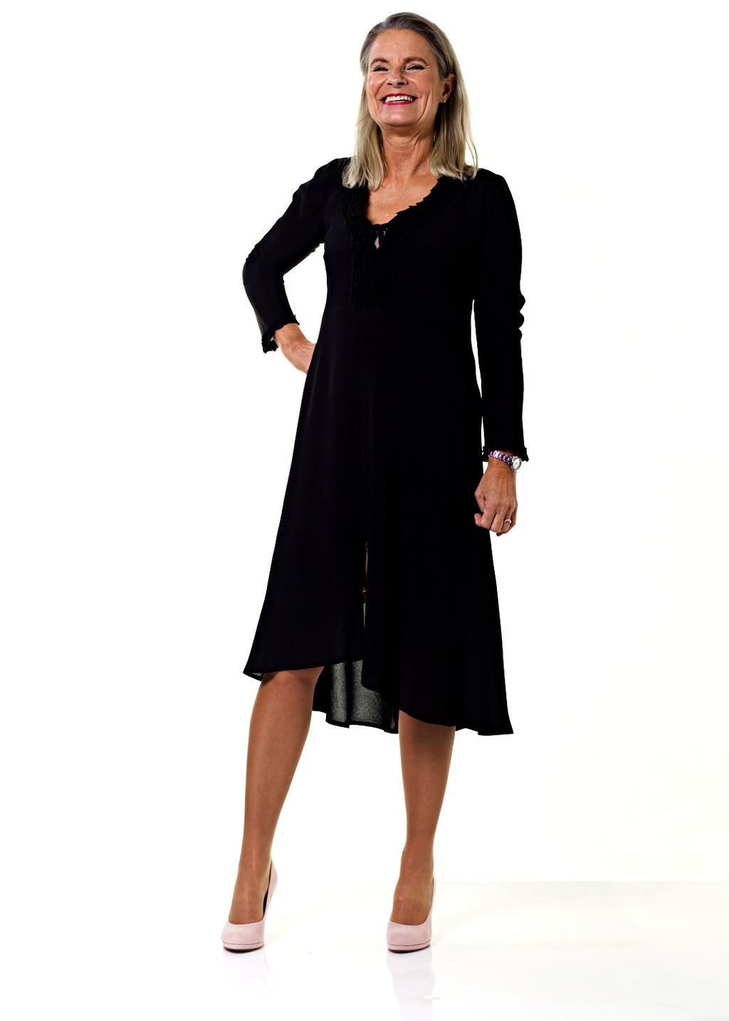 Svart crepe viskos klänning, hög midja, extra vidd i kjolen. V-ringad med  klockformade ärmar ger en 70s bohemisk look. 